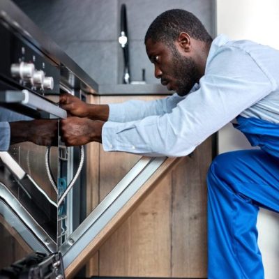 lp-ban-repair-man-fixing-dishwasher-1024x682
